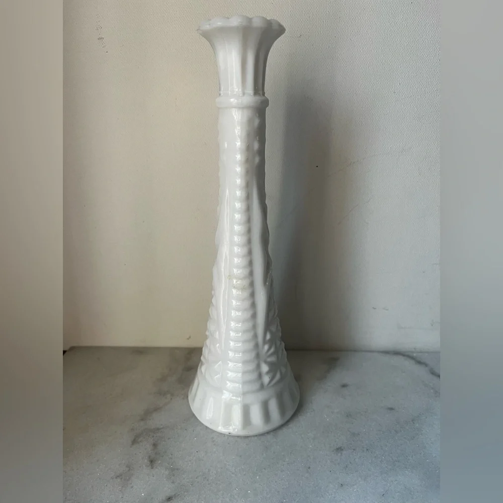 Vintage milk glass Anchor Hocking Stars & Bars Milk Glass vase 8.7”..